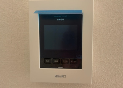 【セキュリティ】 | 元本郷町新築戸建 | 防犯性に配慮されたTVモニター付きインターホンを標準装備。室内から来訪者の顔や姿をしっかり確認できるため、お子様のお留守番時や一人でいる時間帯も安心です。防犯対策に欠かせない安心の設備です。