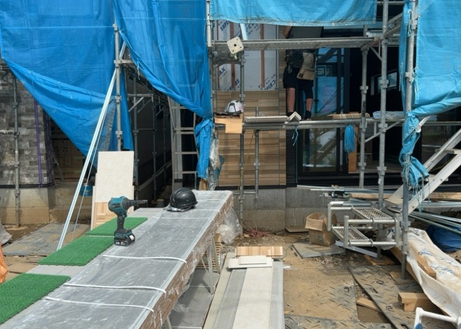 【玄関】 | 元本郷町新築戸建 | 玄関は、狭すぎると複数人で使いにくく、広すぎても無駄な空間になりがちです。最低2畳を目安にして、家の広さとの兼ね合いや家族の人数を考慮して決めるとよいでしょう。現地を見学して快適な玄関を選びましょう！