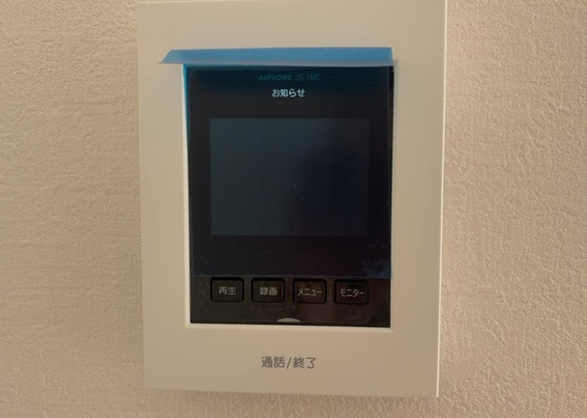 【セキュリティ】 | 元本郷町新築戸建 | 防犯性に配慮されたTVモニター付きインターホンを標準装備。室内から来訪者の顔や姿をしっかり確認できるため、お子様のお留守番時や一人でいる時間帯も安心です。防犯対策に欠かせない安心の設備です。