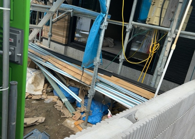 【冷暖房・空調設備】 | 元本郷町新築戸建 | 基礎パッキング工法とは、床下の換気確保のため基礎と土台の間に緩衝材を挟み込む工法です。土台の下に数十センチの間隔で設置されるため、全体的な隙間が生まれます。床下換気口に比べて高い通気性が確保されます。