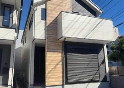 【外観】 | 元本郷町新築戸建 | 西八王子駅徒歩18分、八王子市元本郷町1丁目に誕生する全1棟の新築戸建。南15m・西4m公道の角地に位置し、陽当り・通風・開放感に恵まれた立地です。2026年9月の完成に向け現在建築を進めています。