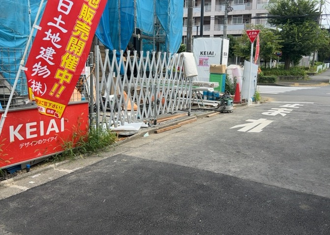 【前面道路含む現地写真】 | 元本郷町新築戸建 | 住宅用の土地では前面道路に2m以上接していなければならないと法律で定められています。しかし、お持ちの車のサイズやライフスタイルなどにより、2mでは利便が悪い場合もございますので、事前に確認しましょう。