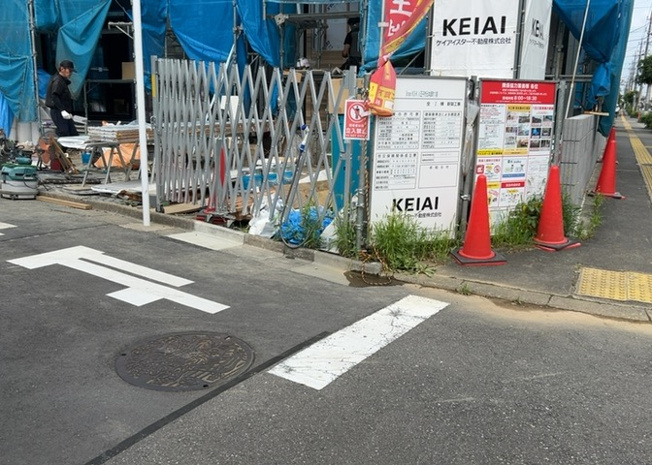 【前面道路含む現地写真】 | 元本郷町新築戸建 | お持ちの車種によっては前面道路が広い方が便利でしょう。しかし、前面道路が広ければその分交通量が多くなるため、騒音などが気になる場合があります。実際に現地を見学し、周辺交通量や騒音などを確認しましょう！