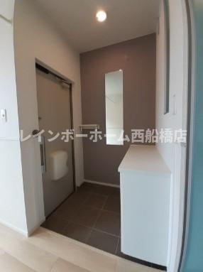 千葉市稲毛区稲毛町５丁目のアパートの玄関