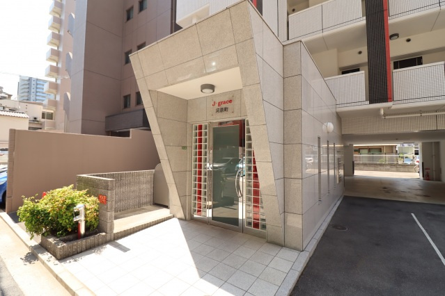J・grace河原町のエントランス