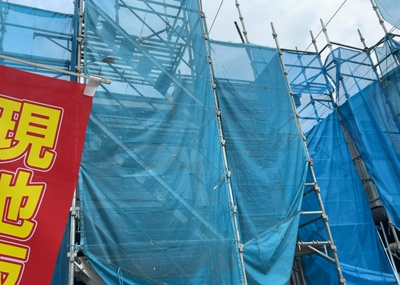 【バルコニー】 | 元本郷町新築戸建 | バルコニーは、室外の専用スペースのうち、「屋根がなく開放された空間」であるものを指します。ベランダより広いタイプのものが多く、日当たりもよいため家庭菜園などを楽しみたい人にとって適した環境となります。