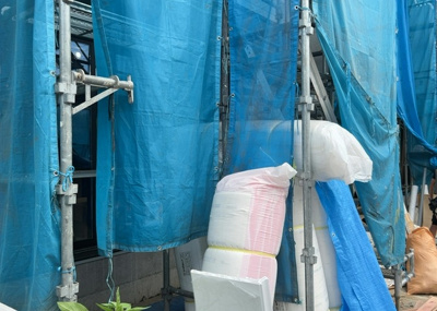 【玄関】 | 元本郷町新築戸建 | 玄関は家の顔でもあり、家族以外の目にも止まる場所です。玄関は外との間を仕切る扉、靴などをしまっておく収納スペース、靴脱ぎのたたきスペース、来客とのやり取りをするドアホンなど複数のアイテムからなります。