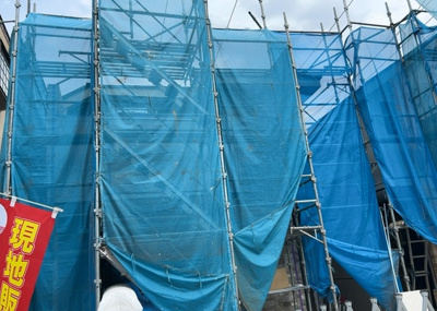 【構造・工法・仕様】 | 元本郷町新築戸建 | 木造住宅とは土台、壁、柱など建築物の強度を支える構造体の材に木が使用されている構造を指します。構造体は建物の自重を支えるだけではなく風圧や水圧、積裁荷重などあらゆる衝撃に耐えるための基礎です。