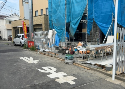 【前面道路含む現地写真】 | 元本郷町新築戸建 | 道幅が狭い場所は比較的土地の値段が低いことが多く、また交通量が少ないため騒音が少なく静かな環境で過ごせます。また、小さいお子様がいるご家庭も安心です。一方で車の駐車が難しいというデメリットもあります。