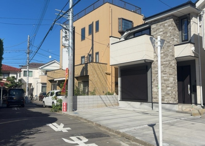 【外観】 | 元本郷町新築戸建 | 現在は上棟となっています。現地をご見学に行く際は、道路の幅や周辺の交通量、施設などをご確認頂くことをおすすめします！ある程度イメージをつけたいという場合は、同売主の施工事例や完成パースもお見せします。