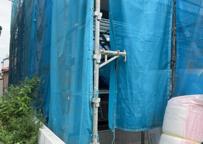 【セキュリティ】 | 元本郷町新築戸建 | モニターで来訪者を確認して、目的が分からない場合はインターホンを通じて室内から会話することができます。怪しいと感じた場合はインターホン越しにお帰りいただくことができるので、直接会うことがなく安全です。