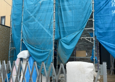 【玄関】 | 元本郷町新築戸建 | 玄関は、狭すぎると複数人で使いにくく、広すぎても無駄な空間になりがちです。最低2畳を目安にして、家の広さとの兼ね合いや家族の人数を考慮して決めるとよいでしょう。現地を見学して快適な玄関を選びましょう！
