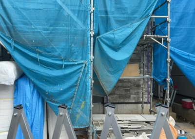 【冷暖房・空調設備】 | 元本郷町新築戸建 | 基礎パッキング工法とは、床下の換気確保のため基礎と土台の間に緩衝材を挟み込む工法です。土台の下に数十センチの間隔で設置されるため、全体的な隙間が生まれます。床下換気口に比べて高い通気性が確保されます。
