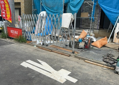 【前面道路含む現地写真】 | 元本郷町新築戸建 | 住宅用の土地では前面道路に2m以上接していなければならないと法律で定められています。しかし、お持ちの車のサイズやライフスタイルなどにより、2mでは利便が悪い場合もございますので、事前に確認しましょう。