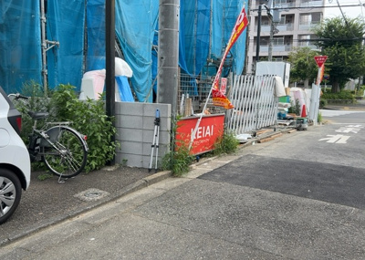 【前面道路含む現地写真】 | 元本郷町新築戸建 | お持ちの車種によっては前面道路が広い方が便利でしょう。しかし、前面道路が広ければその分交通量が多くなるため、騒音などが気になる場合があります。実際に現地を見学し、周辺交通量や騒音などを確認しましょう！