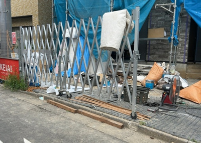 【駐車場】 | 元本郷町新築戸建 | 駐車場と明記されていても、最小スペースでつくられた駐車場だと大型車は駐車できなかったり、出入りしにくくなったりする可能性があります。お車のサイズと購入したい物件の駐車場のサイズを現地で確認しましょう。