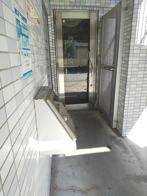 メゾン朋泉高砂のエントランス
