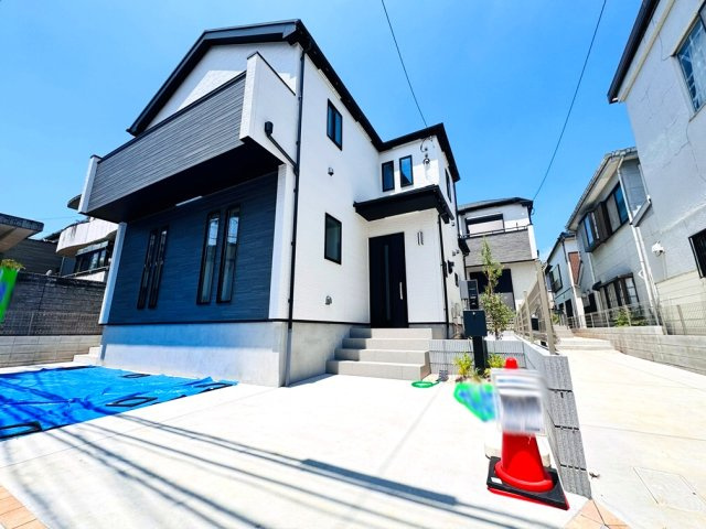 【外観】 | 練馬区大泉学園町8丁目　新築分譲住宅　全2棟（成増店） | 閑静な住宅街に佇む全2棟の邸宅。
完成済みにつき即入居可能。