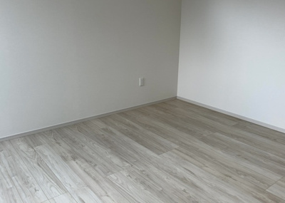 【寝室】 | 本町新築戸建 | 寝室でゆっくりと過ごすためにはベッド周りの適度な空間を担保することや窓の位置、照明の明るさ、寝室の広さなどを考える必要があります。自身や家族の構成とライフスタイルに併せて寝室にする部屋を選びましょう！