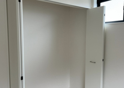 【収納】 | 本町新築戸建 | デザイン性を重視しすぎて収納が少なかった！なんてことにならないため、事前に現地で収納の数を確認しておくことをお勧めします。クローゼット以外にも床下収納や屋根裏収納、パントリーなどもチェックしましょう。