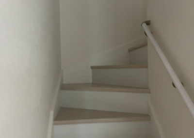 【内装】 | 本町新築戸建 | 建物の上下階の通路である階段は、その位置によって動線や室内の印象が大きく左右されます。手摺にも重要な役割があり、転倒の防止・歩行や動作を円滑にして日常生活を支えることを主な目的として設置されています。
