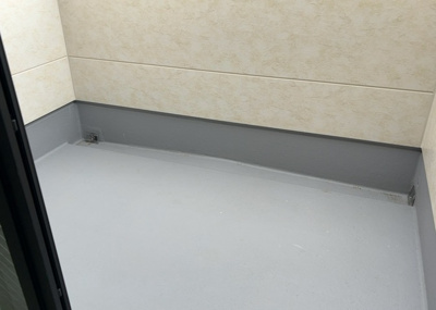 【バルコニー】 | 本町新築戸建 | バルコニーは、室外の専用スペースのうち、「屋根がなく開放された空間」であるものを指します。ベランダより広いタイプのものが多く、日当たりもよいため家庭菜園などを楽しみたい人にとって適した環境となります。