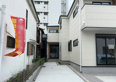 【外観】 | 本町新築戸建 | ついに完成致しました！現地をご見学に行く際は、道路の幅や周辺の交通量、施設などをご確認頂くことをおすすめします！物件の流れが早いため、内見をしたい方はお早めに当社営業までお問い合わせ頂きご予約下さい！