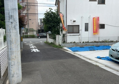 【前面道路含む現地写真】 | 本町新築戸建 | 住宅用の土地では前面道路に2m以上接していなければならないと法律で定められています。しかし、お持ちの車のサイズやライフスタイルなどにより、2mでは利便が悪い場合もございますので、事前に確認しましょう。