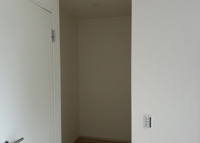 【収納】 | 本町新築戸建 | ウォークインクローゼットがあれば、クローゼット内でコーディネートが完成できますし、季節の変わり目に行う衣替えの手間も省けます。また、スーツケースなど大きいものもしまうことができ使い勝手がよいです。