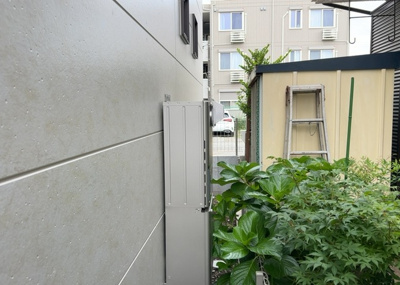 【発電・温水設備】 | 本町新築戸建 | 省エネ給湯器とは従来型の給湯器より熱効率が高く、少ない燃料でたくさんのお湯を沸かすことが出来る高効率な給湯器のことを指します。また、省エネ給湯器には種類があり、利便性や効果なども様々です。