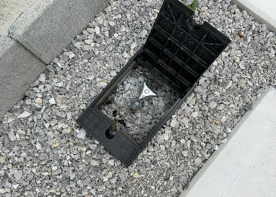 【設備】 | 本町新築戸建 | 敷地内には、散水栓や立水栓があります。水道水を直接利用できるため、水を運ぶ手間を省くことが出来ます。大量の水を必要とする洗車作業や清掃などに役立ちます。その他設備とあわせて、現地でご確認ください。