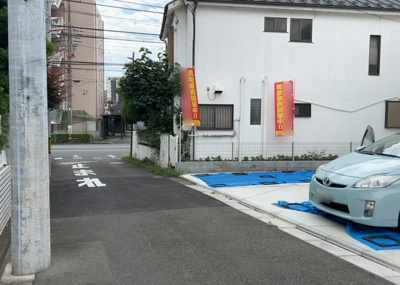 【前面道路含む現地写真】 | 本町新築戸建 | お持ちの車種によっては前面道路が広い方が便利でしょう。しかし、前面道路が広ければその分交通量が多くなるため、騒音などが気になる場合があります。実際に現地を見学し、周辺交通量や騒音などを確認しましょう！