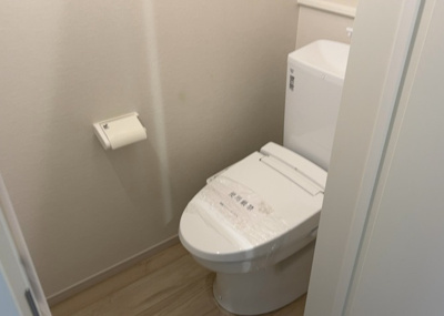 【トイレ】 | 本町新築戸建 | トイレは大きさや形、機能、抗菌性などが異なる多種多彩なタイプが各メーカーから出ています。それぞれに良さがあるため、事前にどういったタイプのトイレがいいのかをご家庭内で決めて、内見に行くといいでしょう。