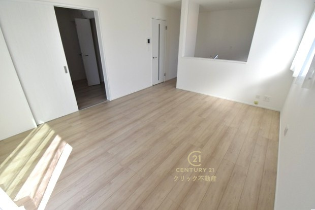 ハートフルタウン 　水戸市千波町420番　Aの居間・リビング|カーテンやラグの色、質感、選ぶ家具などでお部屋の雰囲気が変わります。お好みのインテリアを楽しみましょう♪白を基調とした内装ですので、あらゆるスタイルが馴染みます。