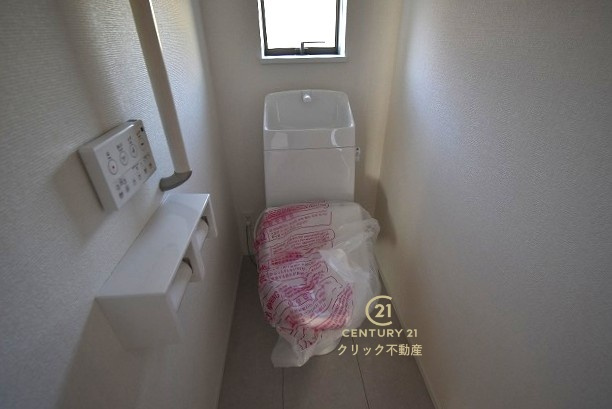 ハートフルタウン 　水戸市千波町420番　Aのトイレ|１階と２階、２ヶ所に清潔なトイレ。お掃除しやすいシンプルなデザイン。
毎日使う空間と機能だから、いつまでも清潔なスペースであってほしいのがトイレです。
