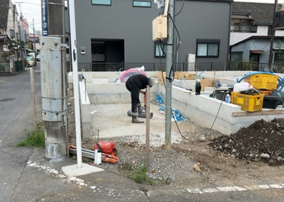 【駐車場】 | 元横山町新築戸建 | 駐車場と明記されていても、最小スペースでつくられた駐車場だと大型車は駐車できなかったり、出入りしにくくなったりする可能性があります。お車のサイズと購入したい物件の駐車場のサイズを現地で確認しましょう。