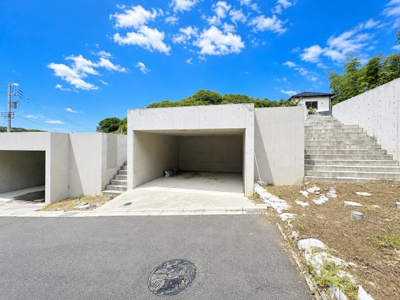 【前面道路含む現地写真】 | ◆町田市上小山田町　建築条件なし売地　区画6◆ | ◆開発道路を囲むように区割りされた敷地。開放感や明るい雰囲気が暮らしを豊かにします。