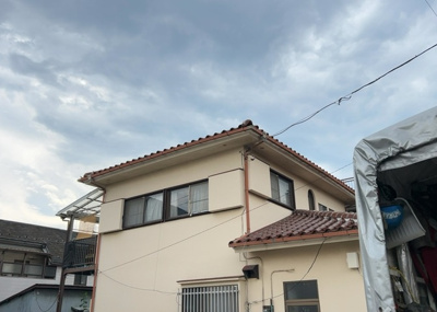 【バルコニー】 | 元横山町新築戸建 | バルコニーは、室外の専用スペースのうち、「屋根がなく開放された空間」であるものを指します。ベランダより広いタイプのものが多く、日当たりもよいため家庭菜園などを楽しみたい人にとって適した環境となります。