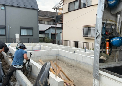 【構造・工法・仕様】 | 元横山町新築戸建 | 木造住宅とは土台、壁、柱など建築物の強度を支える構造体の材に木が使用されている構造を指します。構造体は建物の自重を支えるだけではなく風圧や水圧、積裁荷重などあらゆる衝撃に耐えるための基礎です。