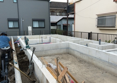 【構造・工法・仕様】 | 元横山町新築戸建 | ベタ基礎とは、柱の位置に関係なく全体に基礎がある事を指し、面積が大きい分建物の重さを全体に分散できます。また、地面からの湿気や害虫を遮断でき、木造住宅で心配されるシロアリ被害を防ぐ効果も期待できます。