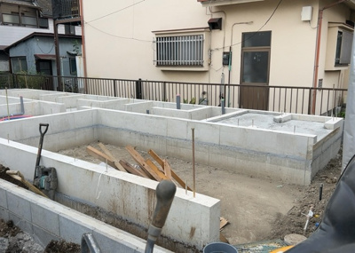 【冷暖房・空調設備】 | 元横山町新築戸建 | 基礎パッキング工法とは、床下の換気確保のため基礎と土台の間に緩衝材を挟み込む工法です。土台の下に数十センチの間隔で設置されるため、全体的な隙間が生まれます。床下換気口に比べて高い通気性が確保されます。
