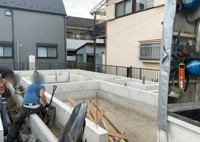 【外観】 | 元横山町新築戸建 | 現地に行くなら、物件の周囲の地形がどうなっているかを見ることも大切です。周辺より低くなっている土地では、大雨などで水が集まりやすいため、地盤が弱くなっているということも考えられるため、注意が必要です。
