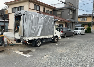 【前面道路含む現地写真】 | 元横山町新築戸建 | 道幅が狭い場所は比較的土地の値段が低いことが多く、また交通量が少ないため騒音が少なく静かな環境で過ごせます。また、小さいお子様がいるご家庭も安心です。一方で車の駐車が難しいというデメリットもあります。