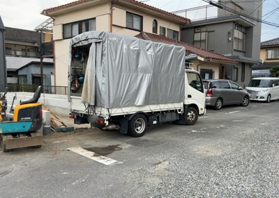 【前面道路含む現地写真】 | 元横山町新築戸建 | 道幅が広い場所は日当たりや風通が良好です。幅が広いのですれ違いも可能ですし大きな車でも駐車可能！一方で、大型車が通ることも多くなるため交通量の増加により騒音に繋がります。また土地の値段が高くなります。