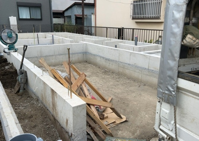 【駐車場】 | 元横山町新築戸建 | 車一台あたりに必要なスペースは、標準サイズの普通自動車で横幅2m50cm、長さ5mは必要になります。ただし、乗降のことも考慮して横幅3m30cm、長さ5m50cmほどは確保できるところを選びましょう。