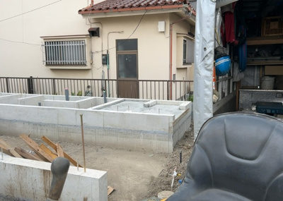 【玄関】 | 元横山町新築戸建 | 玄関ポーチにおいて最も重視すべきと言っても良いのが広さです。適切な広さの玄関ポーチでないと外見的なバランスは崩れてしまいますし、何より使いにくくなってしまいますので、現地で実際に下見をしてみましょう！