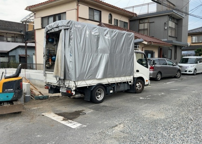【前面道路含む現地写真】 | 元横山町新築戸建 | 住宅用の土地では前面道路に2m以上接していなければならないと法律で定められています。しかし、お持ちの車のサイズやライフスタイルなどにより、2mでは利便が悪い場合もございますので、事前に確認しましょう。