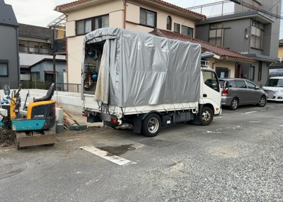 【前面道路含む現地写真】 | 元横山町新築戸建 | お持ちの車種によっては前面道路が広い方が便利でしょう。しかし、前面道路が広ければその分交通量が多くなるため、騒音などが気になる場合があります。実際に現地を見学し、周辺交通量や騒音などを確認しましょう！