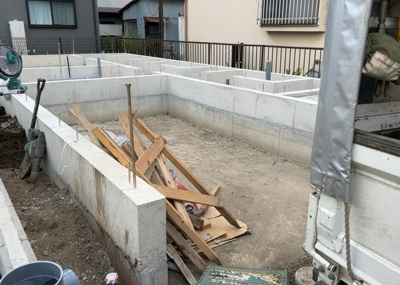 【駐車場】 | 元横山町新築戸建 | 駐車場と明記されていても、最小スペースでつくられた駐車場だと大型車は駐車できなかったり、出入りしにくくなったりする可能性があります。お車のサイズと購入したい物件の駐車場のサイズを現地で確認しましょう。
