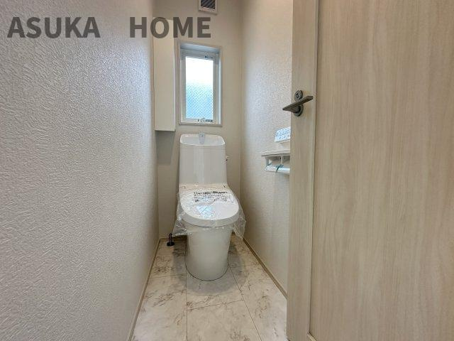 港北区鳥山町新築戸建てのトイレ|温水洗浄便座のトイレ設備です！トイレ上部にはあると便利な吊戸棚を設置！